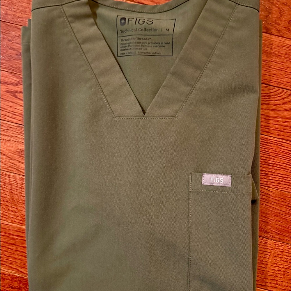 Figs Men’s Chisec Three-Pocket Scrub Top, Green, M